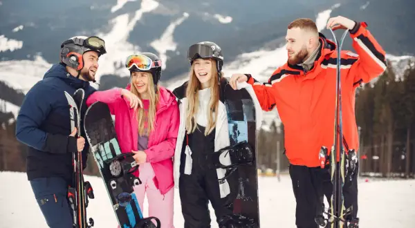 Co jest szybsze narty czy snowboard? Odkryj różnice w prędkości