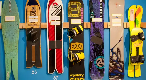 Snowboard co to? Poznaj historię, sprzęt i techniki jazdy