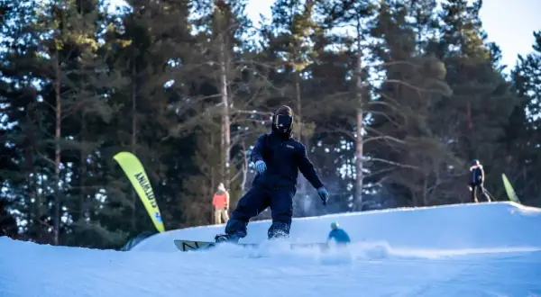 Snowpark w Ogrodniczkach - wyjątkowe trasy snowboardowe i atrakcje